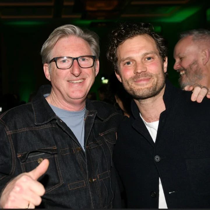 jamiedornanbr's tweet photo. 📸 | Jamie Dornan esteve presente ontem, 08, no evento de caridade da instituição 'Irish Youth Foundation' em Londres, onde entregou um prêmio ao jogador Johnny Sexton por suas significativas contribuições para o rugby irlandês. 💚 https://t.co/4l8NEok3FN