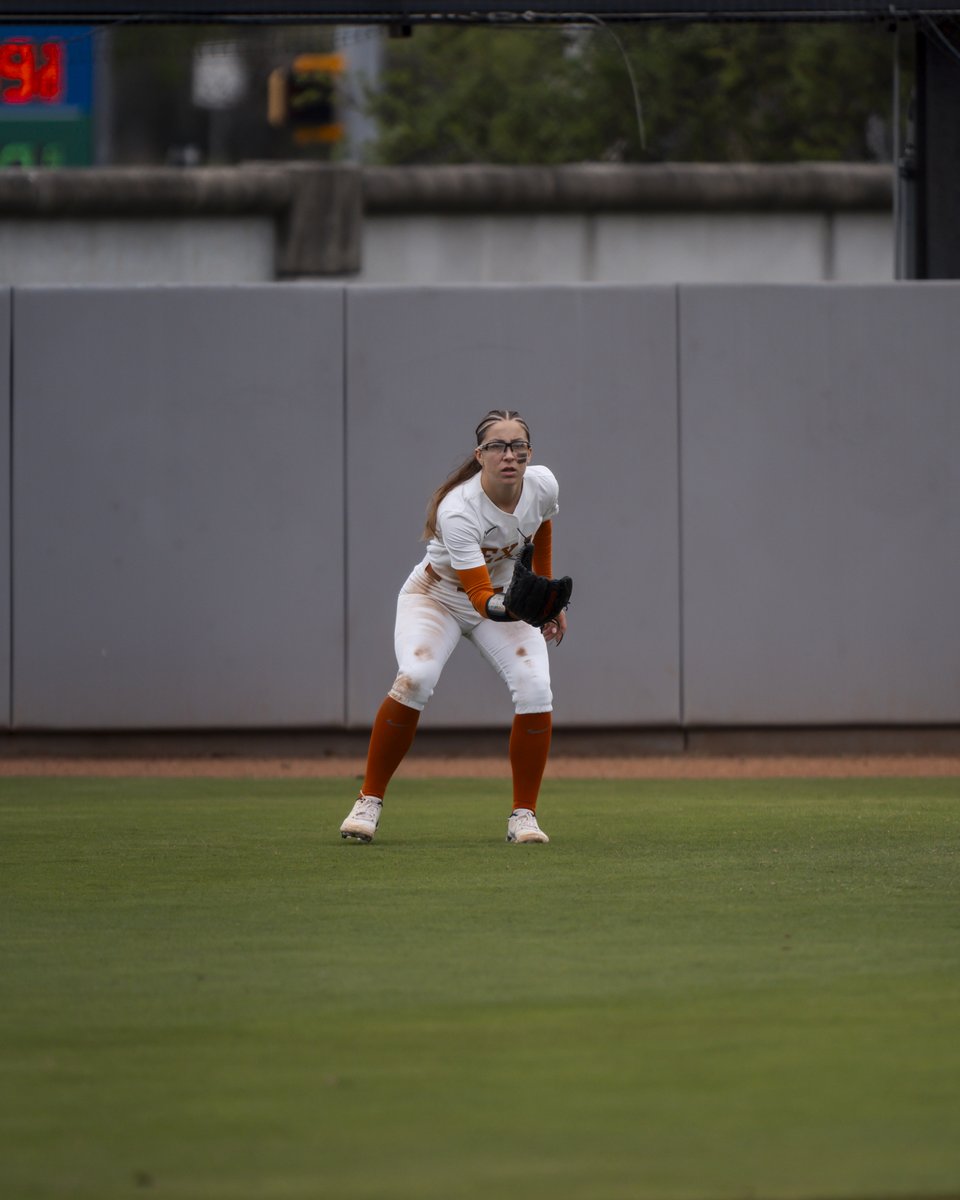 TexasSoftball's tweet image. three more outs. 🤘

#HookEm | @b3lladayton