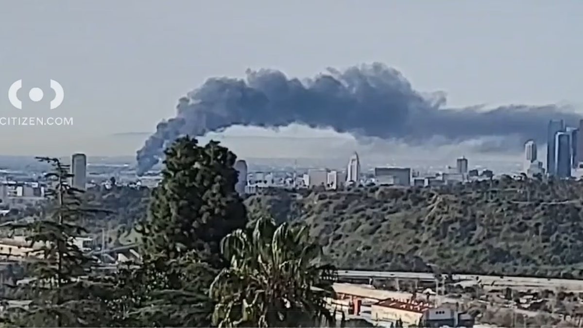 MikeSington's tweet image. Cannabis processing facility in Los Angeles engulfed in fire, smoke is blanketing downtown.