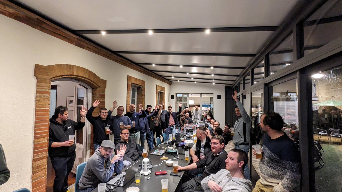 Nous tenons à rattraper notre retard sur les updates de ce weekend, qui sont nombreuses !
Vendredi soir, après le discours de notre président <a href="/FredMartinez/">↬ Frédéric MARTINEZ</a>, les membres ont présenté les sujets avant de voter et de se répartir ces derniers !