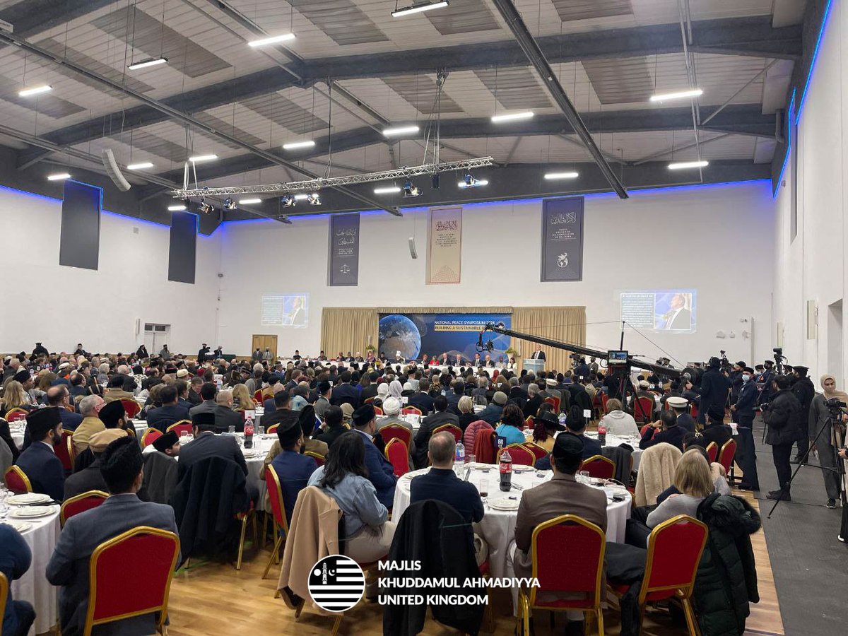 UKMuslimYouth's tweet photo. National Peace Symposium 2024 

Hundreds of guests have gathered to listen to the keynote address by His Holiness Mirza Masroor Ahmad on how to establish peace in the world.

#voicesforpeace
#MessiahHasCome #CaliphOfMessiah
#Gaza #IsraelPalestineWar #CeasefireNOW https://t.co/oq3Op4wlp7