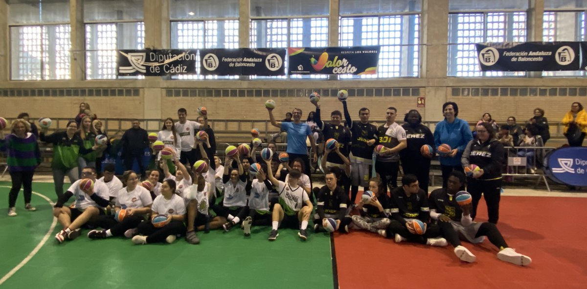 fabcadiz's tweet photo. Como gran broche final a la tarde de hoy en la Feria del Deporte en #Ifeca hemos contado con los chicos y chicas de Baloncesto inclusivo de CB San Fernando y UB Jerez, todo un espectáculo de baloncesto y compañerismo. Gracias por la visita!!
#baloncestoandalucia #valorcesto https://t.co/iOU9Mxppjr