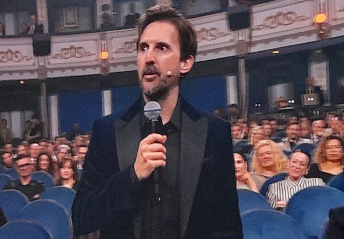 Julián Lopez:
- ¿Que tal la comedia?
 - Muy mala, pero me reí mucho..
- Si te reiste mucho NO ES MALA, cumplió su objetivo...
AMEN