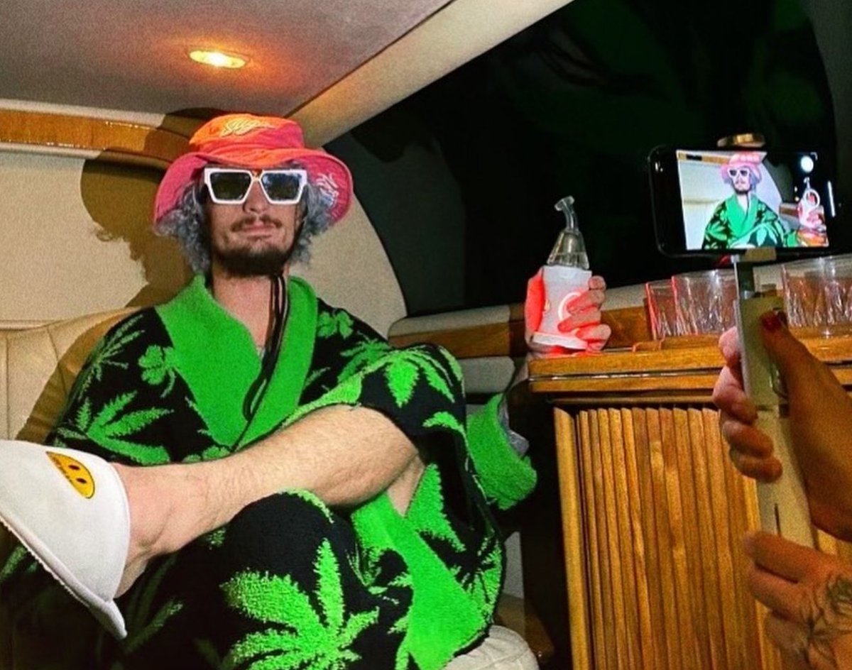 Cewpins's tweet photo. It really is Dr. Dabber vs Puffco tonight... #UFC299 https://t.co/s3HbNXc2Eq