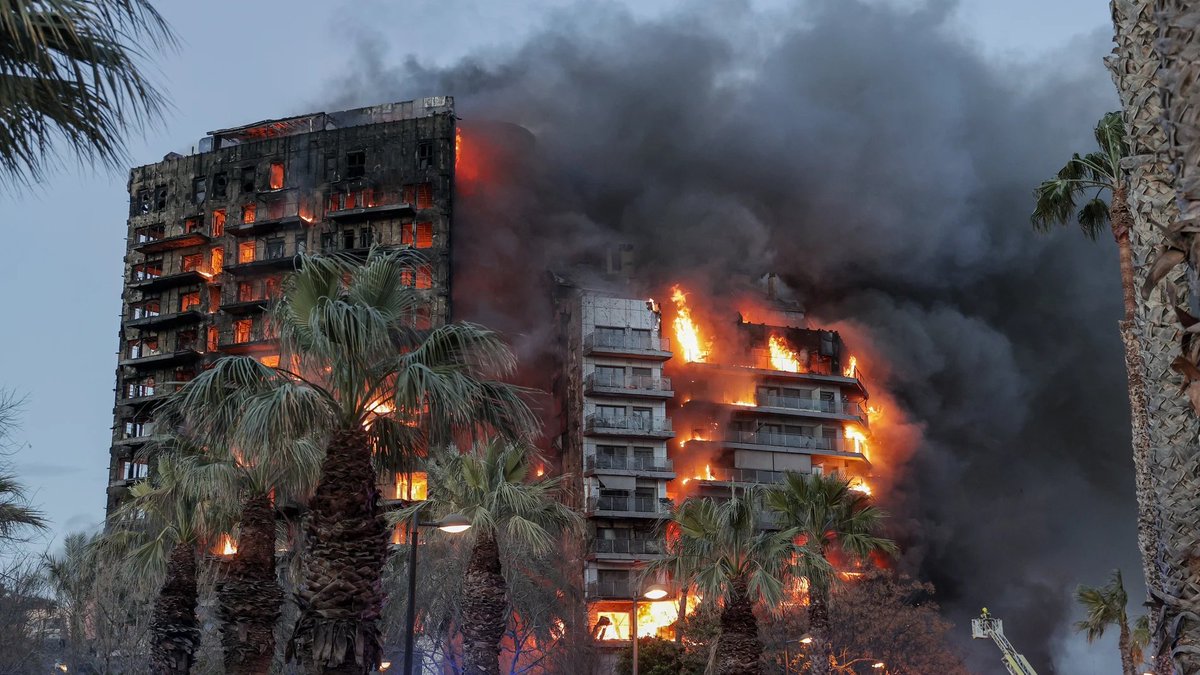prnoticias's tweet photo. 🔴 El incendio del edificio de 'El Campanar', en Valencia, asegurado en 26,5 millones de euros puede causar "un roto" en las finanzas de MAPFRE. https://t.co/qhfAeowNxs https://t.co/0t9WWOZI3l