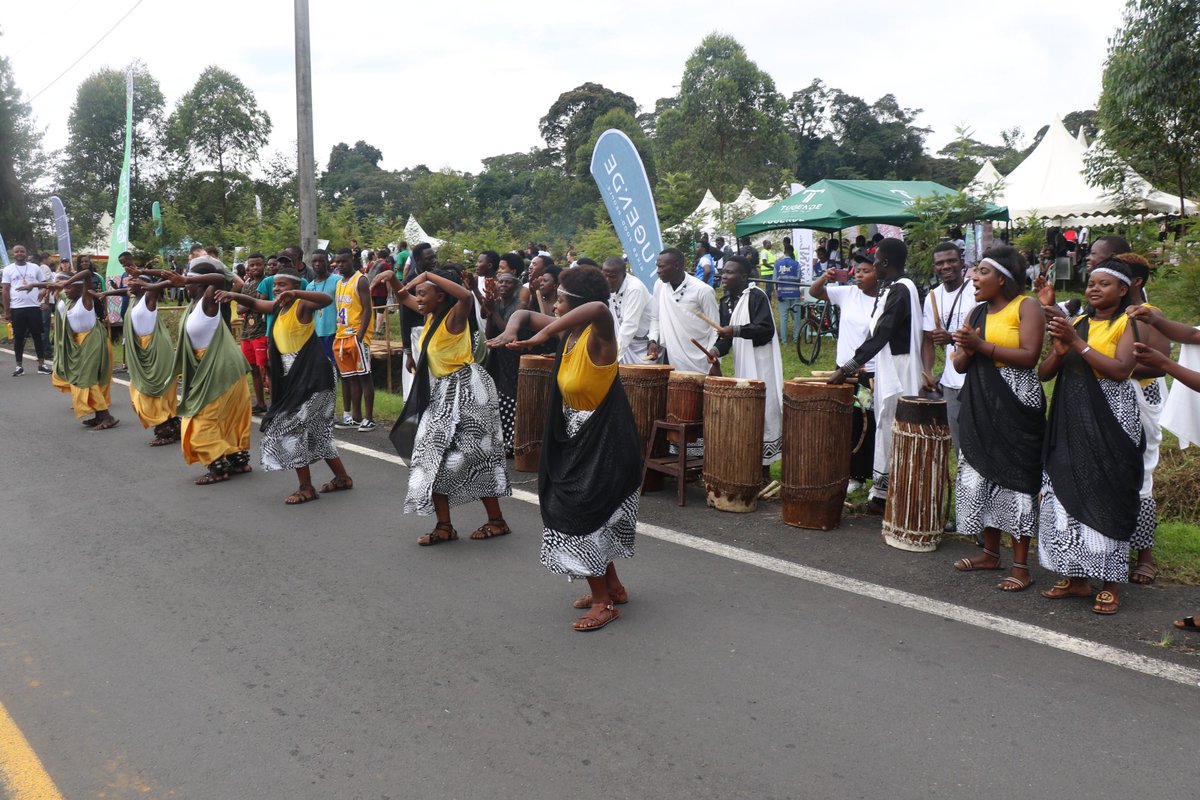 Ubuyobozi bw' Akarere bwifatanyije n' imbaga y' abantu bavuye imihanda yose muri siporo ikorerwa muri Pariki y' Igihugu ya Nyungwe izwi nka #NyungweMarathon aho abantu basiganwa n' amaguru cyangwa amagare bishimisha (Run for fun)
#VisitRwanda