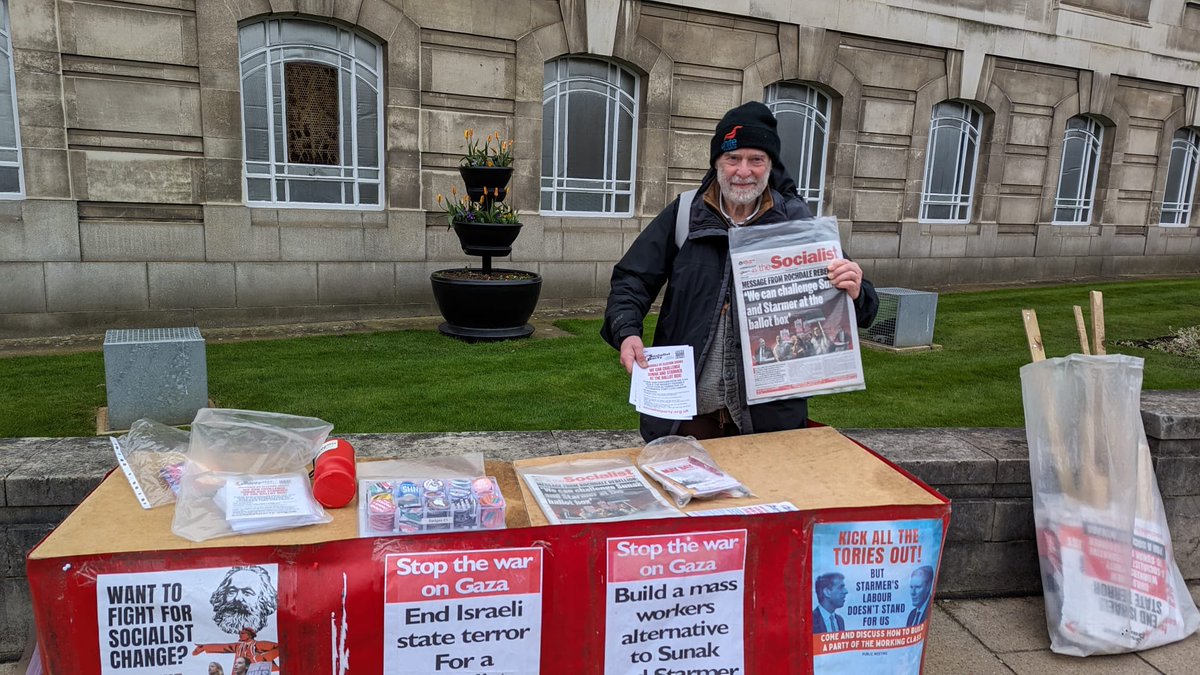 🚩🚩🚩 Socialist Party members also joined the march for Gaza which started outside the occupied Parkinson building at Leeds Uni which university management had stopped food and medicine from entering

#Leeds #leedsuniversity #Gaza #GazaCeasefireNow #GazaFamine