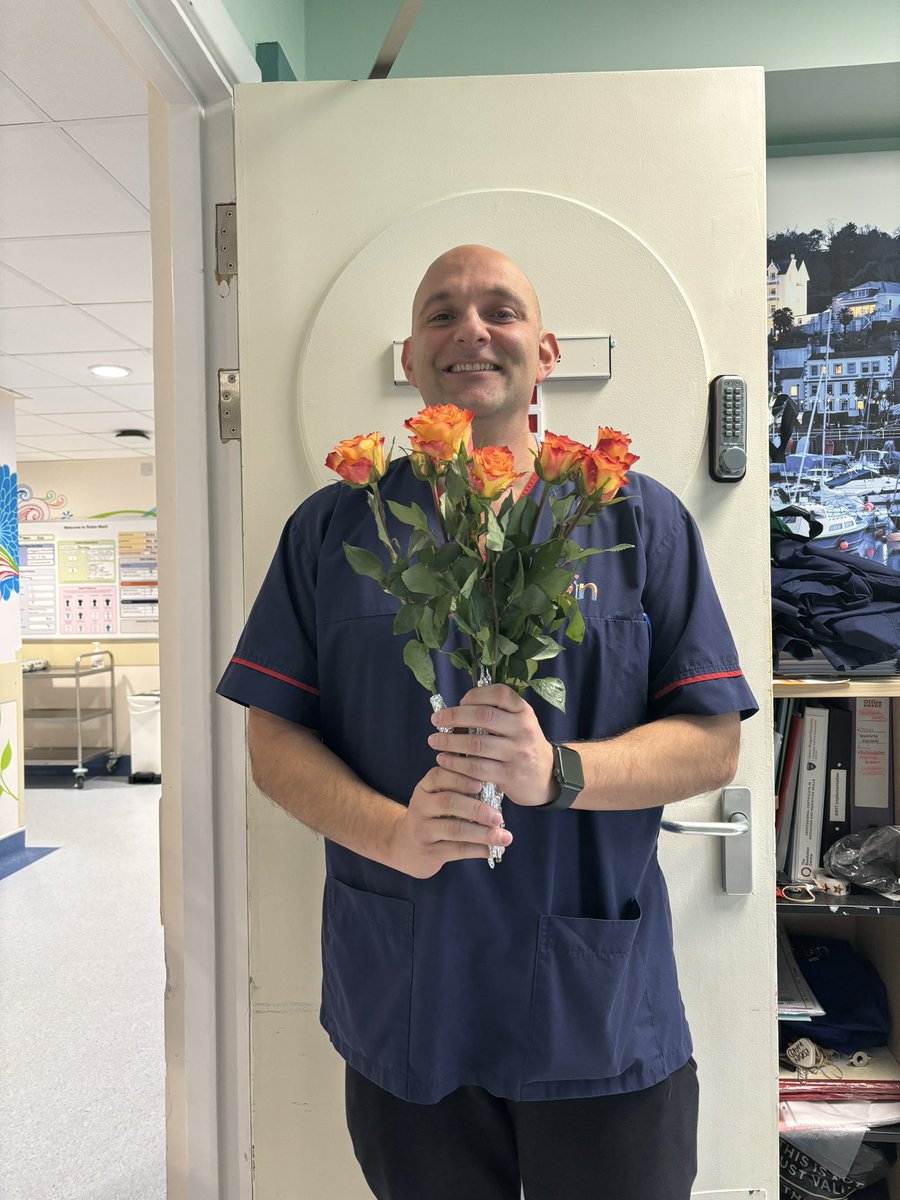 Our lovely Augusto got all us ladies working on International Women’s Day a rose 🌹 Thank you!!! #bestteam #InternationalWomensDay