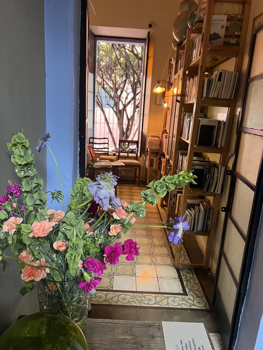 casaimpronta's tweet photo. Corazones, este es un recordatorio amigable de que soy la librería de sus sueños. Patio al centro, cafeshito, vermut, la mejor selección de libros. 

VEÑ. VISÍTAME. 

📚⭐️💫 https://t.co/XMelf5YSSt