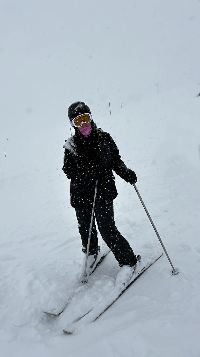 CataSoso's tweet photo. POV: Te evacúan de la montaña por riesgo de avalancha ❄️🎿⛷️ https://t.co/0IUGFzqprL