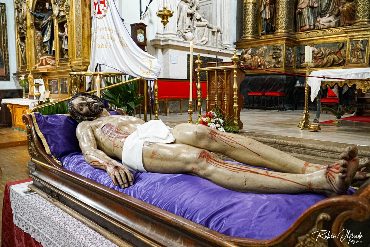 RubenOlmedo's tweet photo. Cuaresma 2024, Veneración al Sto Cristo Yacente en la Iglesia de San Miguel @Descen_VA Simplemente maravilloso. Detalles en el enlace.. https://t.co/LgFOR0W5tj @vallpasion @jcssvall https://t.co/11nBluJIIM