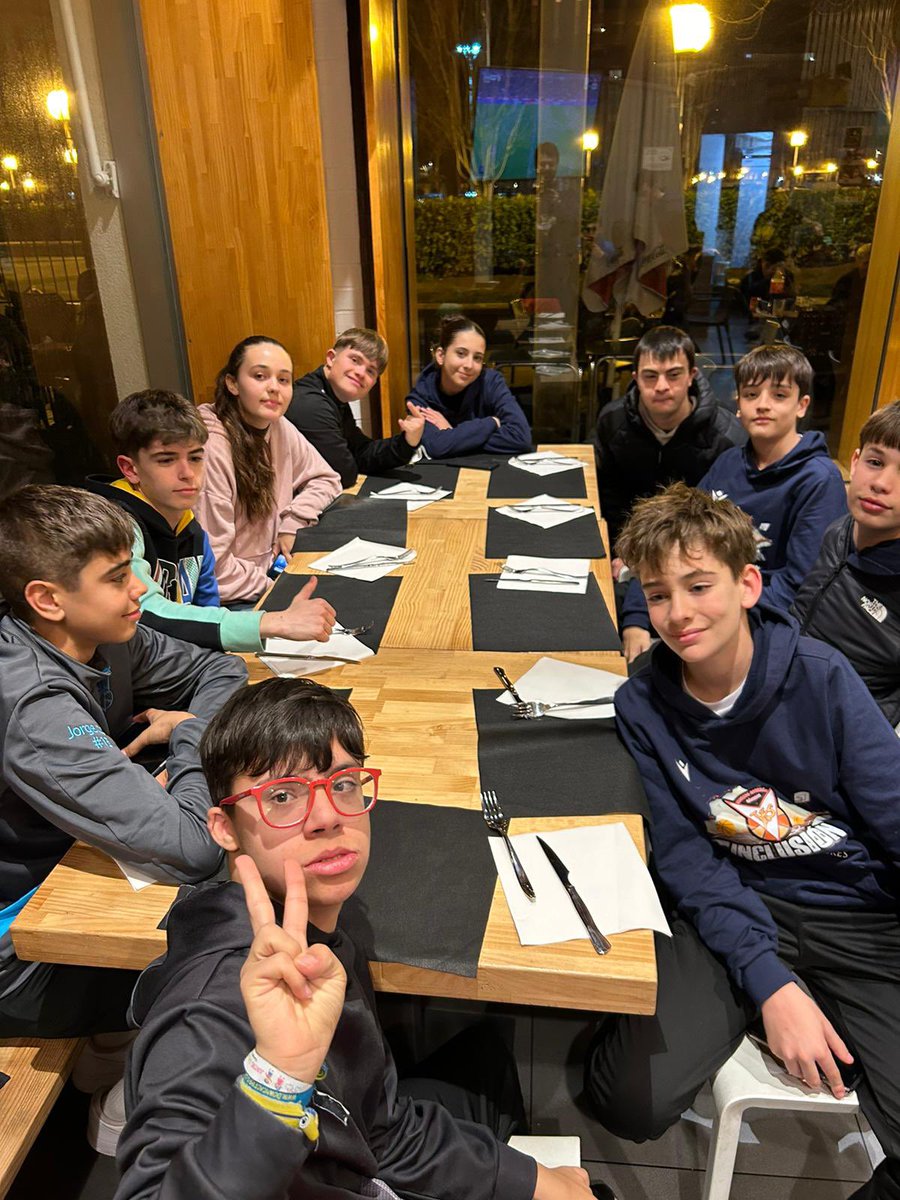 Cena bien merecida después de la jornada de partidos 🆚 @Fundacion5mas11 😊

@asoDownCaceres @DiputacionCC