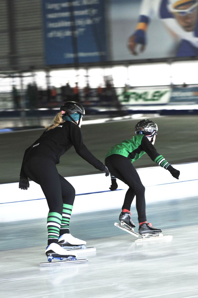 Kijk ze staan! Mijn vrolijke, snelle en leergierige kids van de zaterdagochtend die vanavond allemaal dikke vette PR's reden in #kardinge!  #genieten <a href="/knsbGroningen/">knsbGroningen</a> <a href="/yvgron/">IJsvereningGroningen</a> #trots