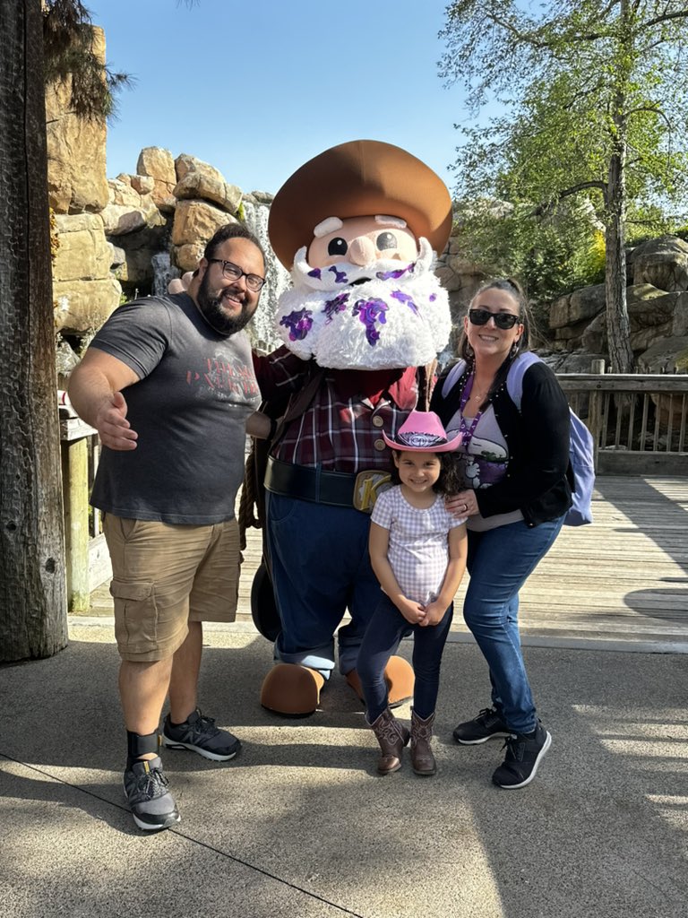 ThemeParkDuo's tweet photo. Gotta stop to say hi to Whittles! #BoysenberryFestival https://t.co/KMDbNNOKFS