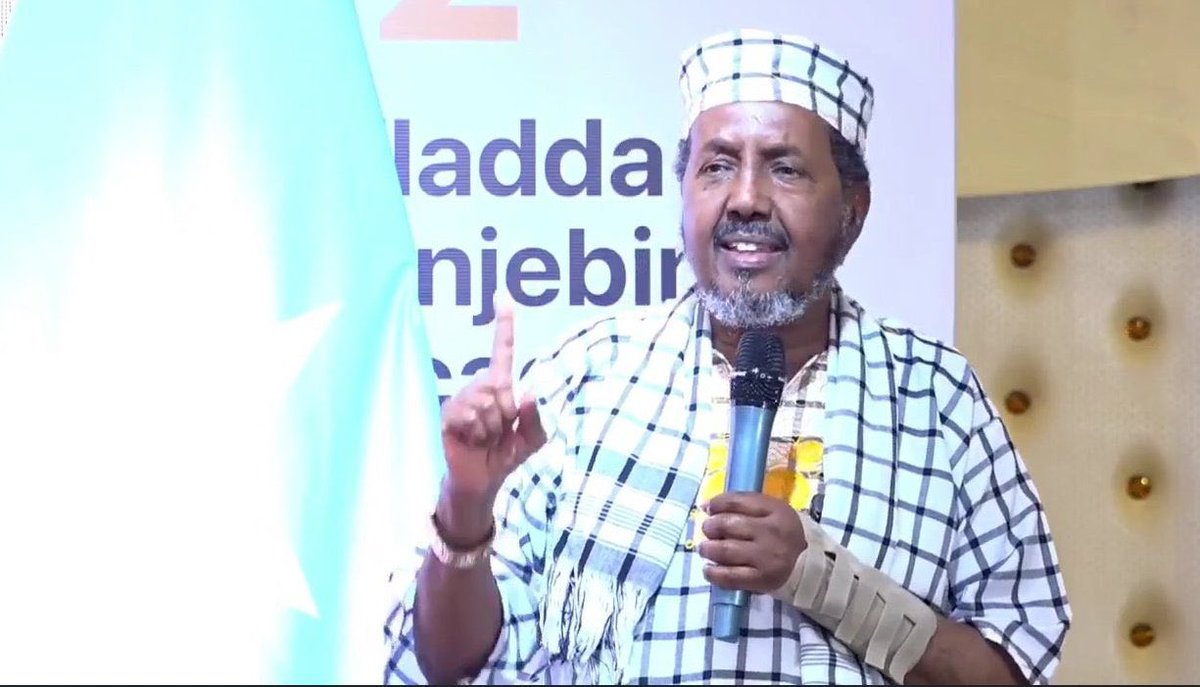 JaalleWadani's tweet image. IT&apos;S A NEW ERA IN #FASHION THERE ARE NO RULES.

@HassanSMohamud the President of #Somalia wearing #TABLECLOTH 

#Somali #Mogadishu