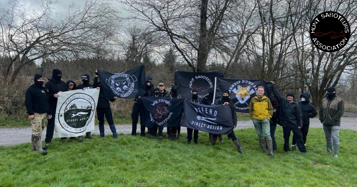 Shout out to legend @ChrisGPackham who joined multiple sab groups today as they attended what is believed to have been the closing meet of the Mendip Farmers Hunt at @Jacob_Rees_Mogg's home in West Harptree.