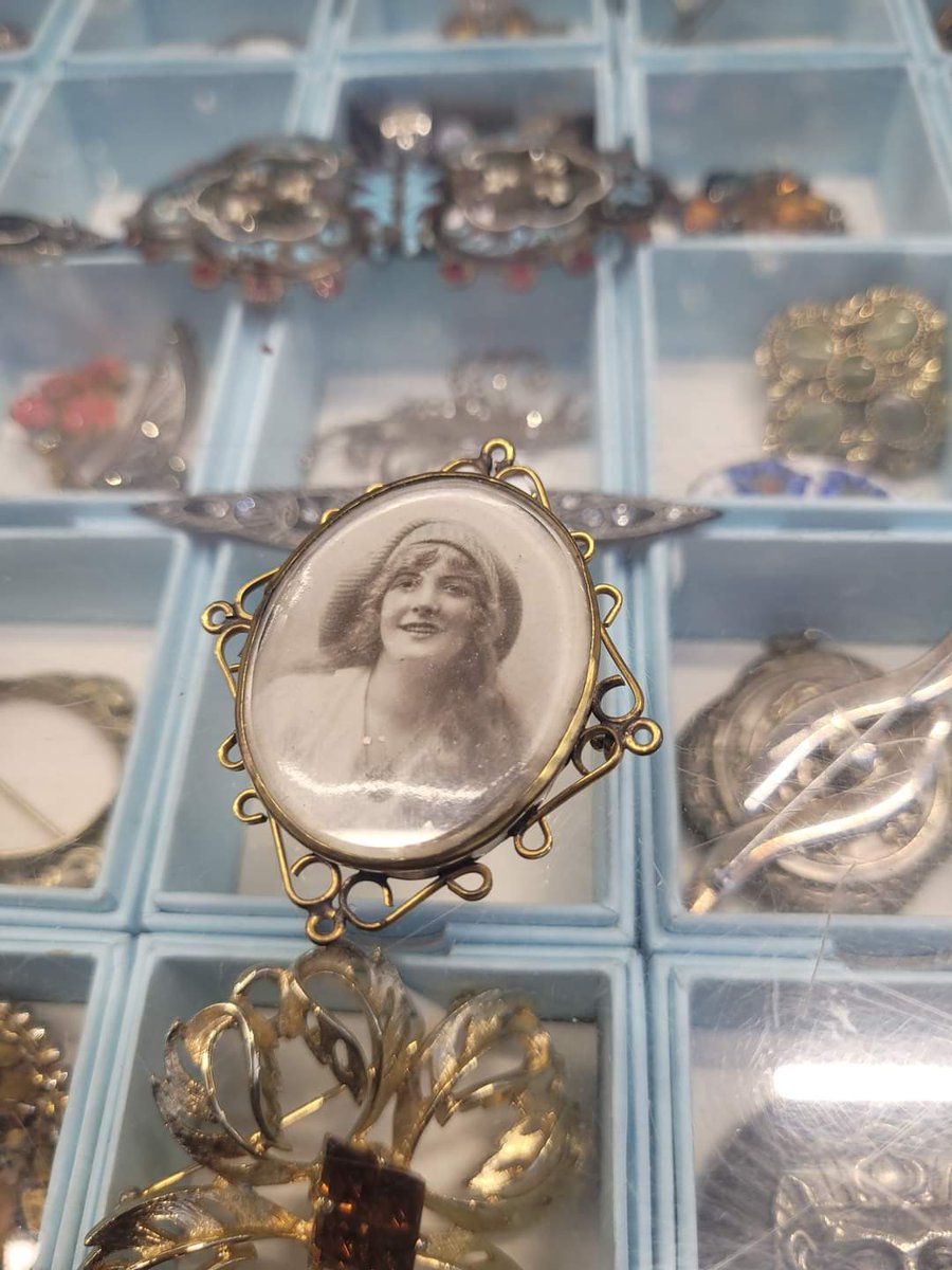 A beautiful lady from a bygone era in an elegant setting! Only at the Collectable Curios stalls in St George's Market...

info@collectablecurios.co.uk

#VintageBrooch #BygoneEra #VintageJewellery #Collectables #Curios #Antiques #PreLoved #ShopVintage  #StGeorgesMarketBelfast