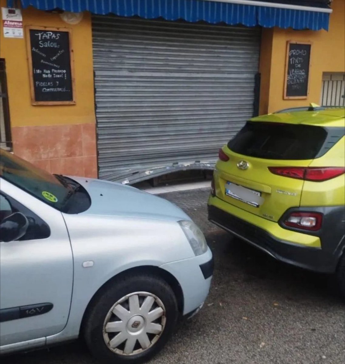 VoxTerrassa's tweet photo. Esto es lo que ocurre, día sí y día también, con un gobierno municipal que protege a los delincuentes y abandona a los ciudadanos
Las Arenas, La Gripia y Can Montllor se está convirtiendo en el refugio de la chusma importada.
¡Los queremos fuera de nuestra casa!
#CuidaTerrassa https://t.co/hWfezjJecQ