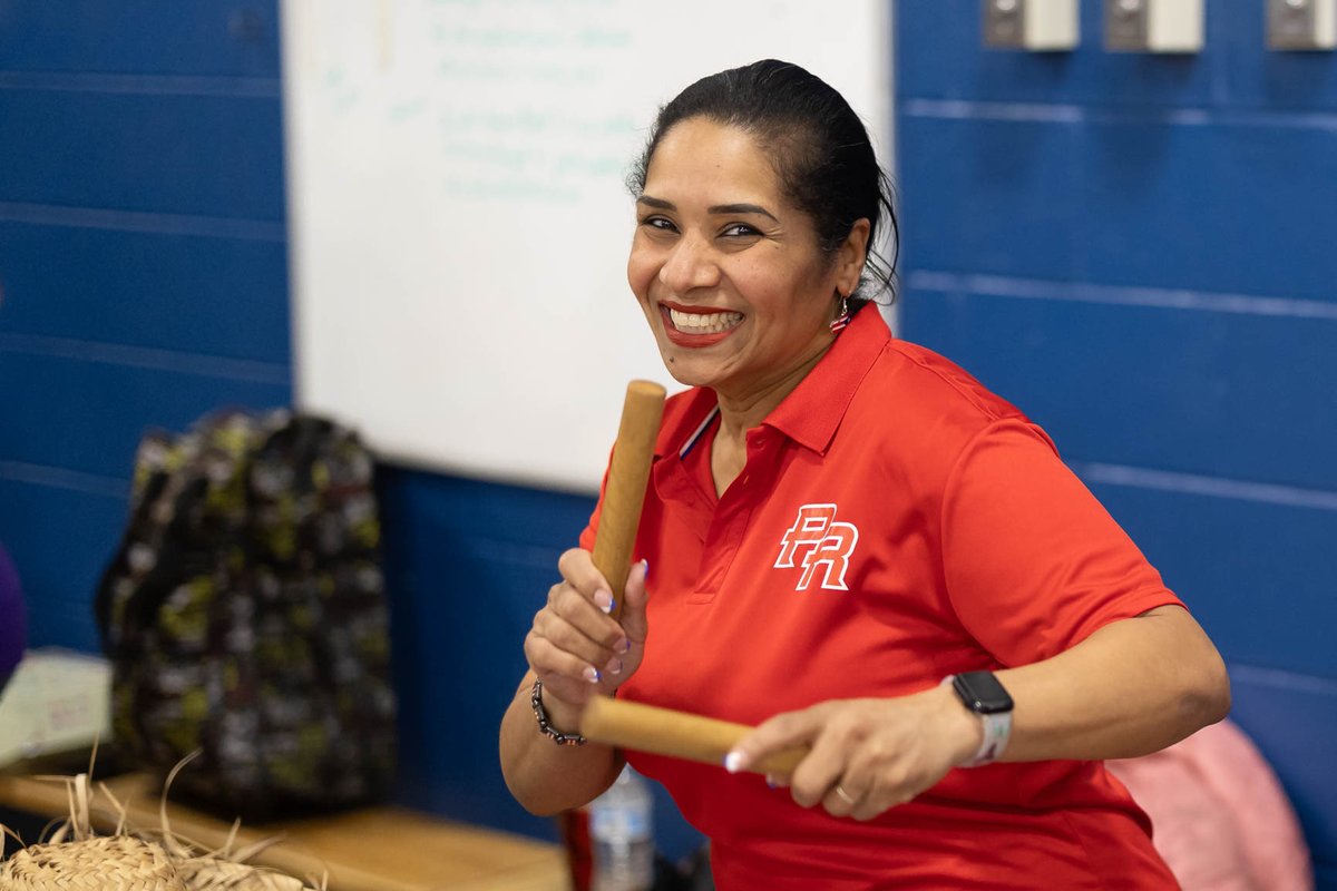 The rain didn’t keep families from attending the Dual Language Community Day! ⁦@suegb1031⁩ and team organized an engaging day and showcased student learning! #NNPSOne #NNPSProud