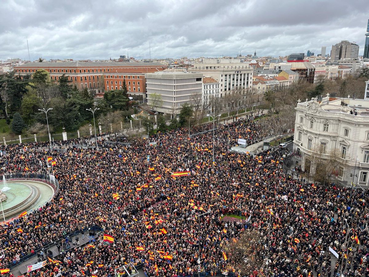 esdecirdiario's tweet photo. Cientos de miles de personas se han concentrado hoy en la Plaza de Cibeles, en Madrid, para manifestarse contra la Ley de Amnistía y pedir la dimisión de Sánchez. 

Fotografía: @NataliaArana19 https://t.co/QDEohdUIXa
