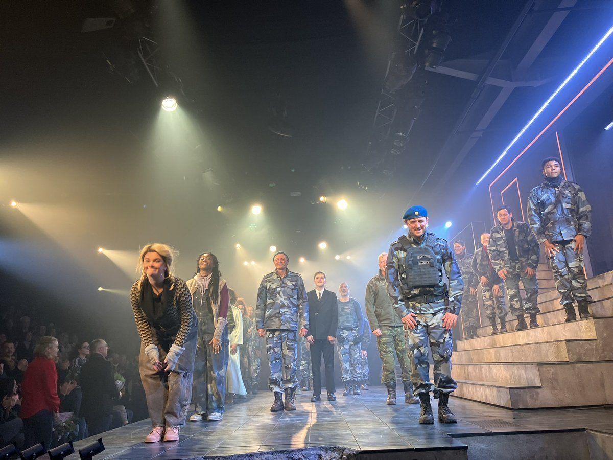 GPCultureV's tweet photo. Today @Macbeth_theshow at Dock X, Canada Water. An installation including a burnt out car, soldiers, smoke &amp; rubble in a warzone-esque setting. Directed by Simon Godwin. #IndiraVarma as Lady Macbeth &amp; #RalphFiennes as Macbeth delivering his speeches with absolute clarity https://t.co/K8j54H5Wgm
