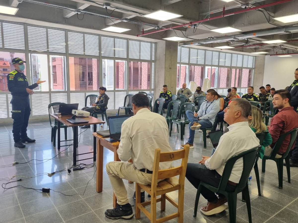 PoliciaUNIPEP's tweet photo. #FelizSabado, llevamos a cabo mesa de trabajo con funcionarios de la @alcaldiacaldas, @FiscaliaCol, @COL_EJERCITO, @PoliciaMedellin y el Grupo Territorial para la Paz, para adelantar el diagnóstico de los #PISCC por medio del despliegue del Modelo de Construcción de Paz. 👮♂️👮♀️ https://t.co/lB56i8t7wm