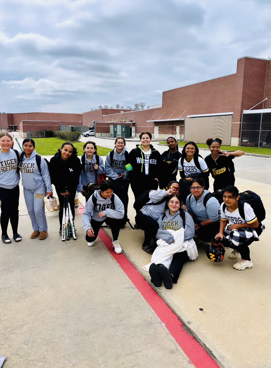 SWTigersoftball's tweet photo. What a great job these young ladies did representing Spring Woods high school, in their first JV tournament. π₯π₯π―π₯
#futurevarsity
@SpringWoodsHigh
@sbisdathletics https://t.co/RGx1rTBA3M