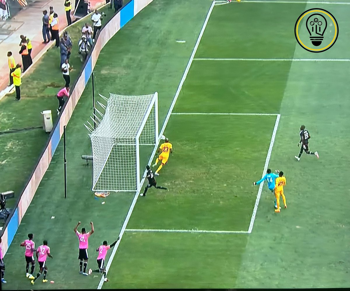 Thabiso Monyane was in the field before the ball crossed the line....#SowetoDerby 🤔