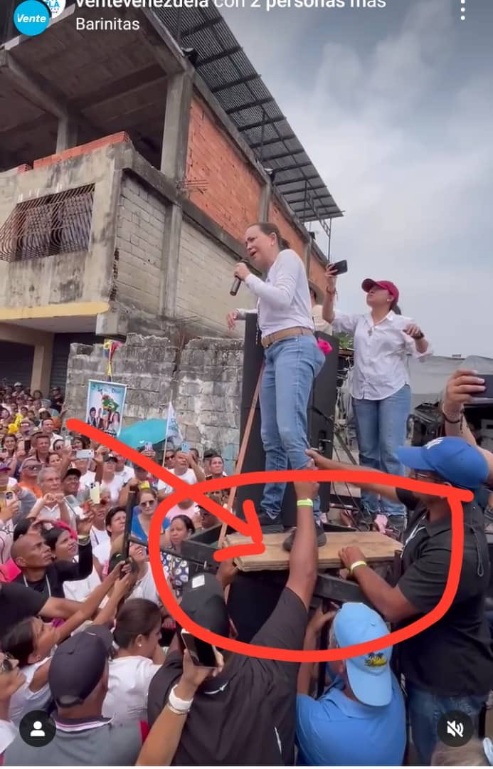 oscaraltuve2's tweet photo. MARIA CORINA ES VENEZOLANA DE NACIMIENTO.Cuando se ama a Venezuela cualquier tabla es tarima. https://t.co/1vPzkomw8e