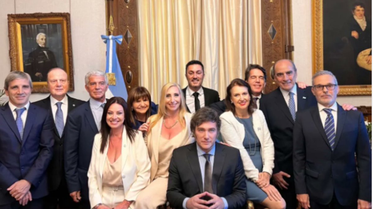 Estas 12 personas cobraron en conjunto 43,2 millones de pesos en enero y 64 millones de pesos en febrero. 

Lo mismo en enero que 77 laburantes promedio (RIPTE enero: 555.269 pesos).

¿Quién es la casta?