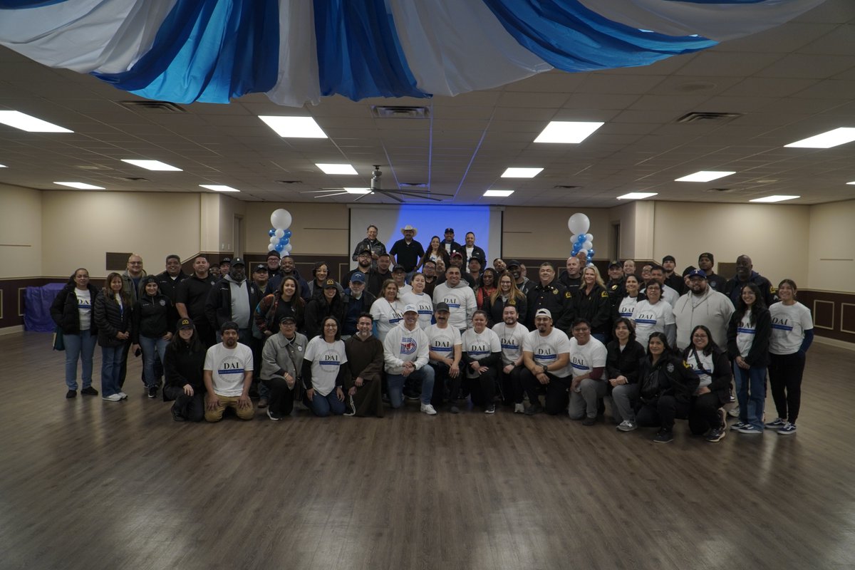 DallasPD's tweet photo. A beautiful morning to spend in West Dallas. Grateful to walk the neighborhoods and make connections with our community. Thank you to Our Lady of Lourdes for including #DallasPD. https://t.co/Qzb6HvOOCj