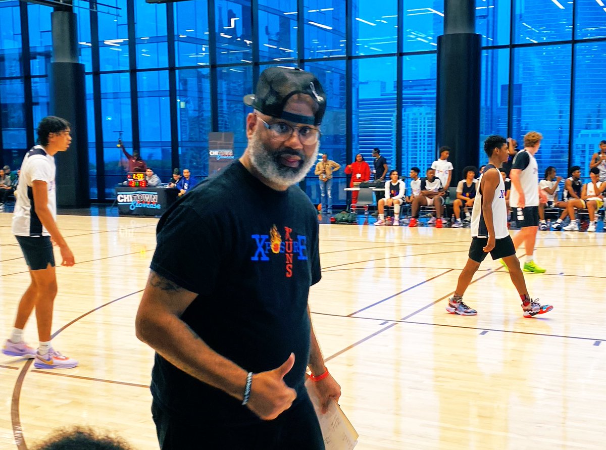 Saturday shoutout🗣️ A tireless supporter of IL & Chicago HS🏀, Mustafa Sulaiman @damufather is the GOODS‼️🤍 Fearlessly tackling tough topics, bringing folks together & advocating for players on his @XposureRuns podcast & platform. Kids, this is what a real man looks like💯