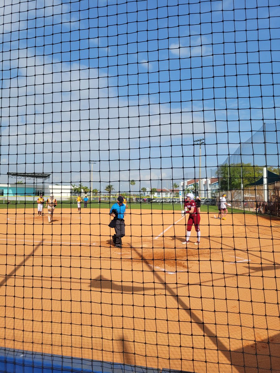 Michael_2Clutch's tweet image. Beach...Tan...Colgate Softball 🥎🌴☀️

#TheSpringGames