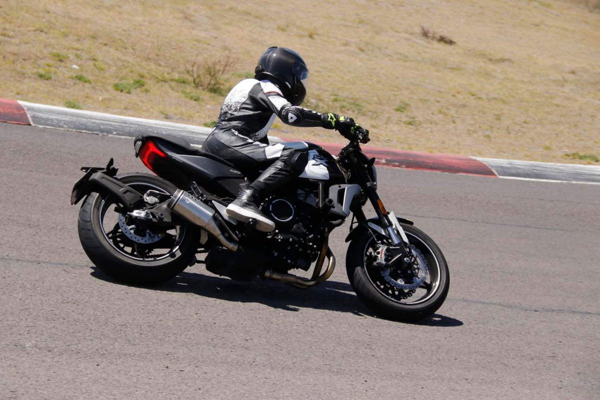 LaPhteph's tweet photo. La neta me siento bien perra orgullosa de mi.

Mi primer Track y pude acostar la moto!!!!

Yo la neta pense que no la estaba acostando tanto, hasta que me pasaron las fotos!

Quien les diga que no se puede, mandenlos al carajo 🤭 https://t.co/dnR9gMPHEC