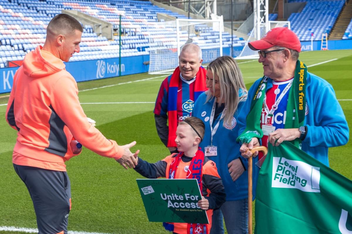 What an amazing photo !!! And what a remarkable young man you are Archie, a pleasure to finally meet you.
And @samjohnstone a true gentleman, always so happy to take time to meet the kids. @cpfcdsa