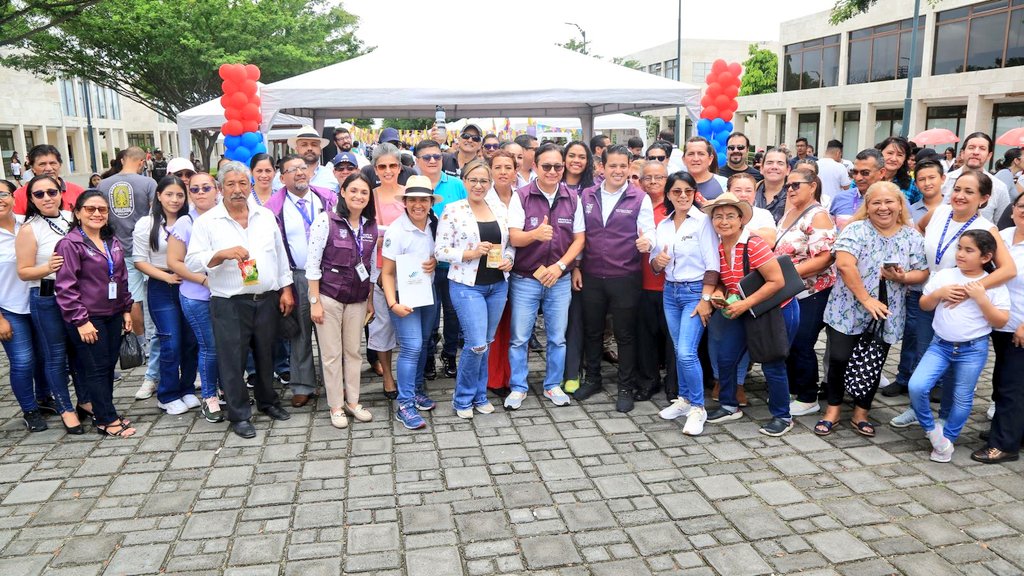 Arcsa_Ec's tweet photo. ¡Exitosa Feria #ElNuevoEcuador Emprende! 💯🇪🇨

Más de 70 microempresarios nacionales se dieron cita en el @ParqueSamanes para exponer productos de todo tipo a los ciudadanos, en un evento al aire libre con música, alegría y la presencia de importantes autoridades de Estado. https://t.co/moGQgcocsH