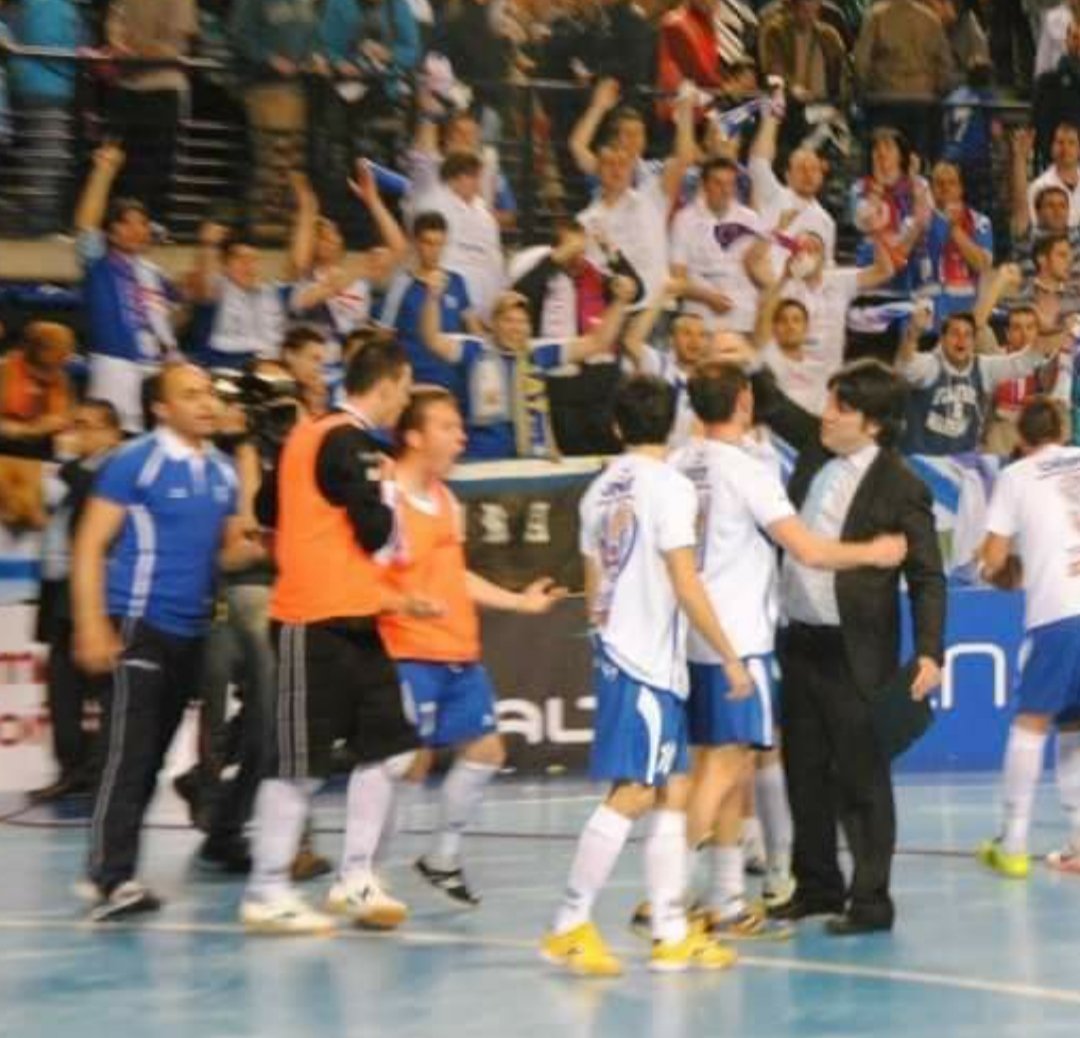 eborasala's tweet photo. Hace 12 años estaban en unas semis de copa #futsal  hoy se han vuelto a dejar , junto con los 300 fieles, la garganta para ayudar  al equipo en  3DIV

Todos ellos bien saben eso de q da igual la categoría,  es a quien representas
@gallostalavera @LocuraFST 

Mis respetos señores https://t.co/ZzE7ulY5oX