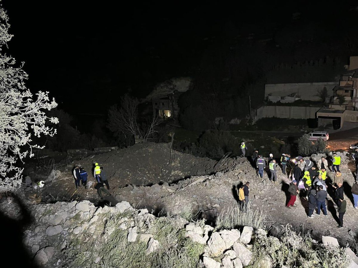 Initial reports of at least 4 dead, 10 injured in an Israeli airstrike in the town of Khirbet Salem, south Lebanon. Rescue workers are still trying to locate 4 people under the rubble. The four killed were reportedly displaced by Israeli strikes earlier in the conflict.