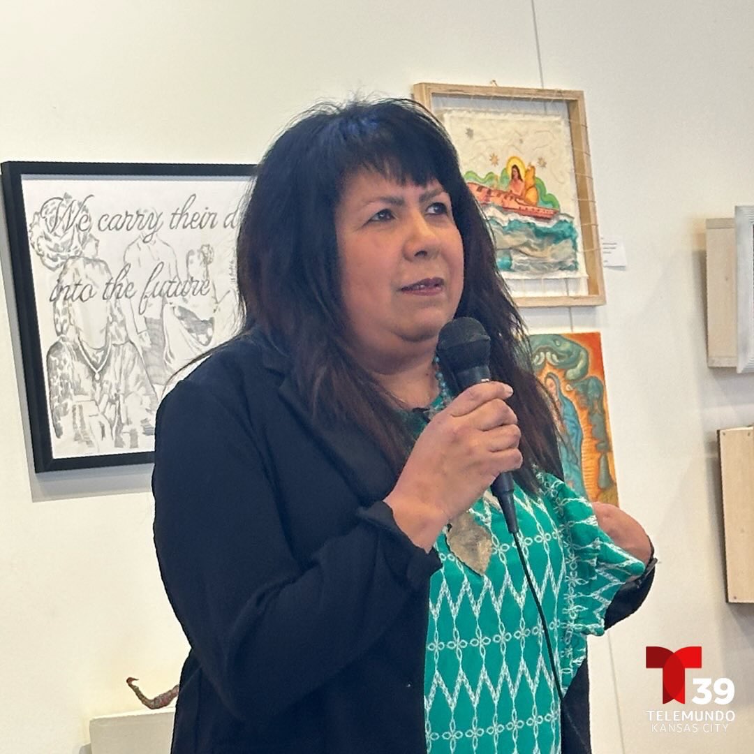 Telemundo Kansas City (@telemundokc) on Twitter photo Disfrutamos de una mañana inspiradora y empoderadora en el Mujer Symposium de <a href="/MattieRhodes/">Mattie Rhodes Center</a>
Arte, charlas, sesión de meditación, taller de tejido, desfile de modas y reflexiones fueron parte de este evento dedicado a las maravillosas #mujeres latinas.
#MesDeLaMujer #womensmonth Disfrutamos de una mañana inspiradora y empoderadora en el Mujer Symposium de <a href="/MattieRhodes/">Mattie Rhodes Center</a>
Arte, charlas, sesión de meditación, taller de tejido, desfile de modas y reflexiones fueron parte de este evento dedicado a las maravillosas #mujeres latinas.
#MesDeLaMujer #womensmonth