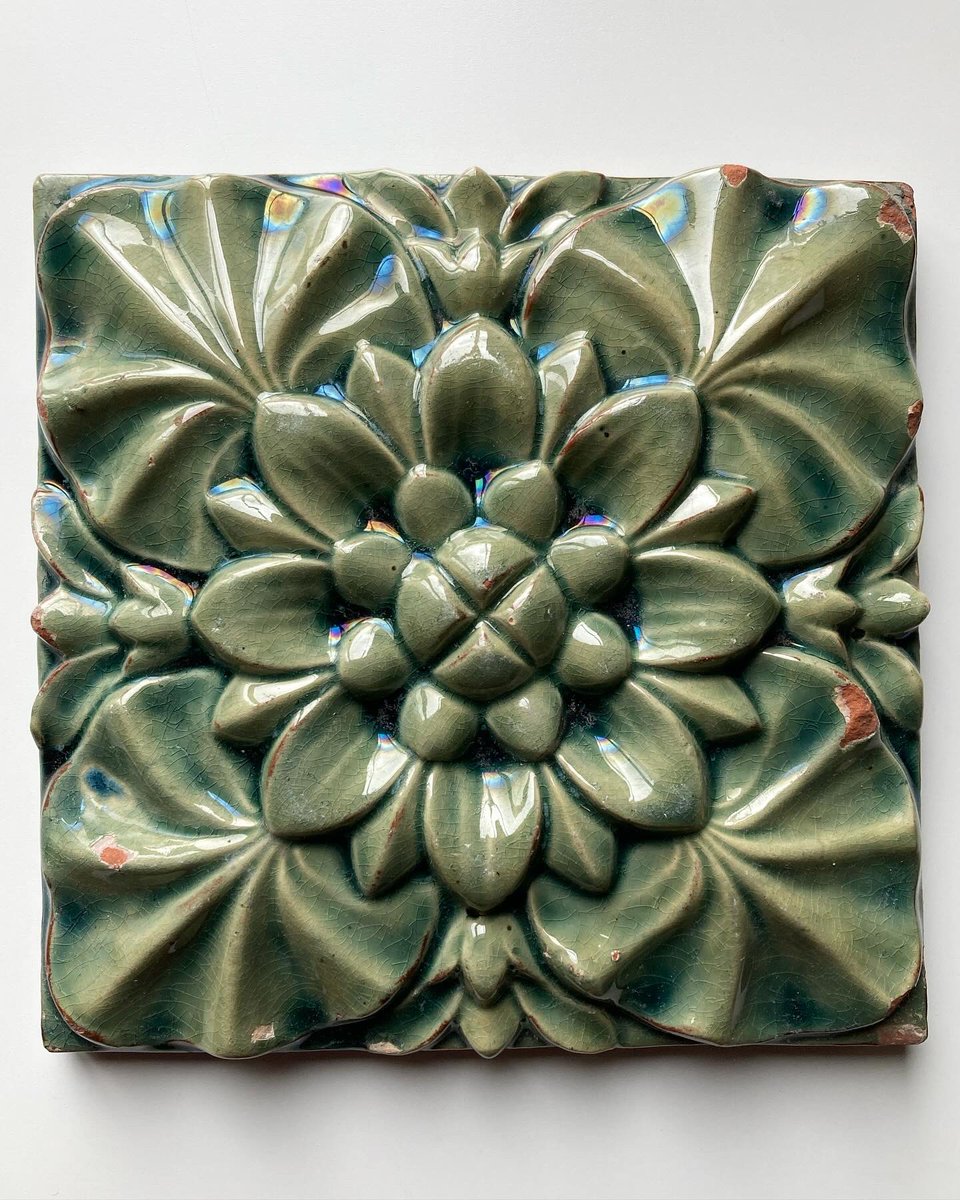 rajolesdebcna's tweet photo. Rajoles ceràmiques d Sebastián Ribó. No és la primera vegada que us presento material d’aquesta fàbrica, força desconeguda,  però q va treballar amb  Puig i Cadafach o Gaudí.
#ceramica #mosaic https://t.co/KUuIqTaXes