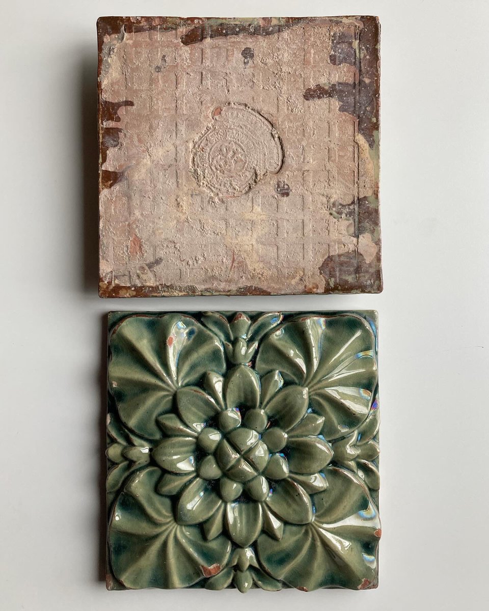 rajolesdebcna's tweet photo. Rajoles ceràmiques d Sebastián Ribó. No és la primera vegada que us presento material d’aquesta fàbrica, força desconeguda,  però q va treballar amb  Puig i Cadafach o Gaudí.
#ceramica #mosaic https://t.co/KUuIqTaXes