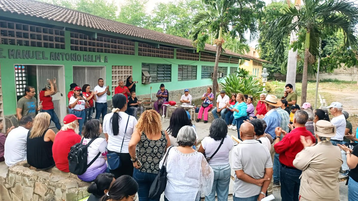 gelvispsuv's tweet photo. Integrantes de la UBCH Manuel Malpica de Naguanagua postulan a Nicolas Maduro como candidato a la Presidencia de la Republica https://t.co/k80sRgh2qb