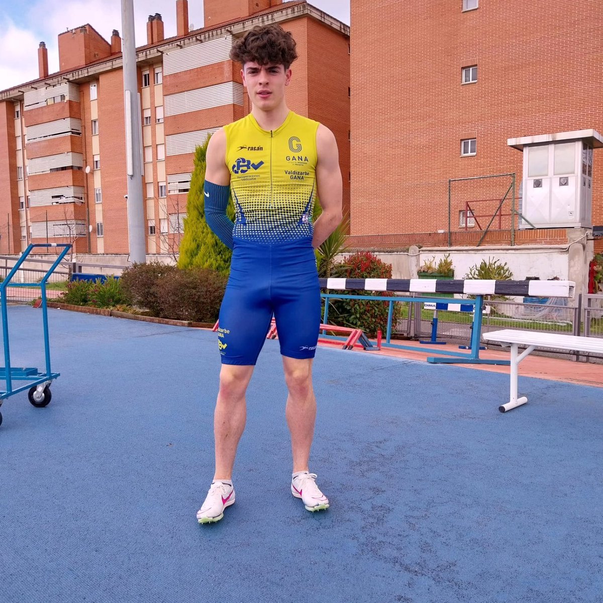 atletismoFNAF's tweet photo. Hoy hemos tenido un gran sábado.

Nos hemos despertado con un nuevo récord navarro sub 18 de Aritz Goñi en 400mv, arrebatándoselo al gran Iker Alfonso  con un tiempo de 54"46, en una nueva jornada de JDN

Por la tarde, en el Campeonato de España short track sub 20, dos medallasde bronce han caído en manos de atletas navarros.

Enero Soberanas en una gran carrera en la que ha hecho mmp, ha conseguido subir al 3°cajón del podium en 60mv.

Y Ariane Sanzol en la prueba de pentatlon, también ha alcanzado la 3°posición y un nuevo récord navarro sub 20, que estaba en posesión de Ruth Unzu desde 1999.

Y también un gran récord navarro sub 20, sub 23 de Nahia Miqueleiz , en la clasificación de 60mv. Donde mañana competirá en la semifinal y final.