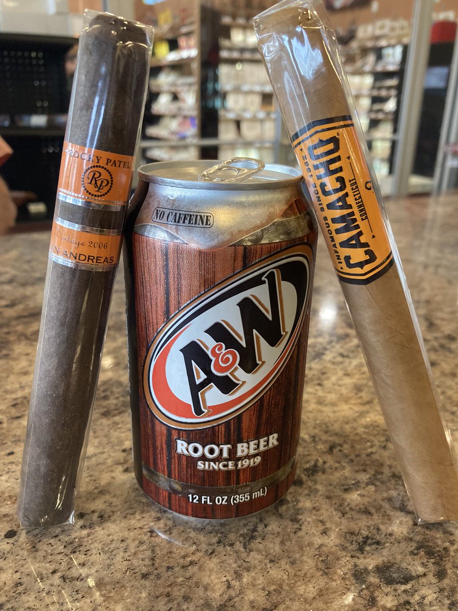 Sitting with @BillReinier1 at Smokey’s Cigars in Knoxville. #Govols #RBCC @Not_That_JB @RojasCigars @CigarChairman @deplorable1nc @DaRooster7 @RChichuk @Midwest_Cigars @HN_JAD