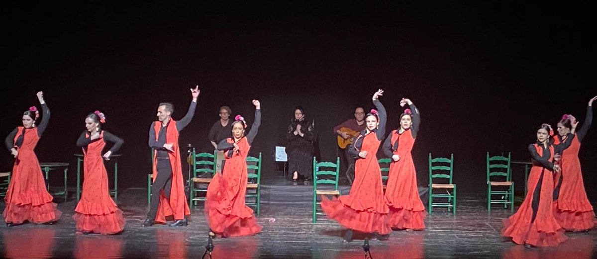 🫶 L'espectacle "La Taberna", de la cia.  Mónica Novillo, ha recaptat més de 500 litres de llet i oli, que es donaran a Càritas, Eluzai i Creu Roja.
🟣L'acte és organitzat per l'Ajuntament, amb la Casa de Andalucía de Tarragona, dins dels actes del Dia Internacional de les Dones.