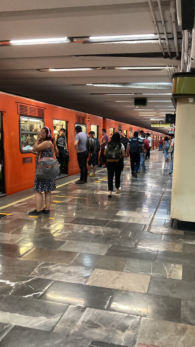 alex_werowee's tweet photo. Que paso @MetroCDMX que está detenido el tren?, ¡ya tengo 15 min en esta estación! https://t.co/LghzqWi8Zq
