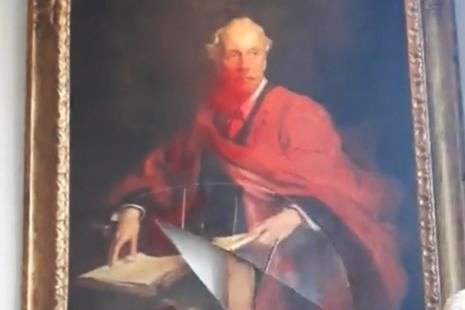 Guerra en la Universidad (@guerraenlauni) on Twitter photo La acción contra el cuadro de Balfour es similar a las que se han llevado a cabo contra estatuas de confederados, conquistadores y esclavistas. Cinco cosas:-> La acción contra el cuadro de Balfour es similar a las que se han llevado a cabo contra estatuas de confederados, conquistadores y esclavistas. Cinco cosas:->