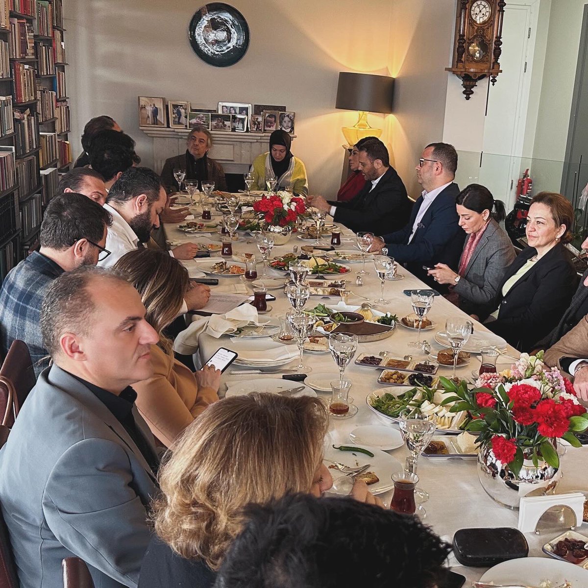 Tunus Büyükelçimiz ve eski Kültür ve Turizm Bakan yardımcımız Ahmet Misbah Demircan ile Mutlu Alkan hanımefendinin ev sahipliğinde bir araya geldik. Tunus Büyükelçiliği görevinden ötürü hem tebrik ettik hem de Tunus özelinde Ticaret diplomasi konuştuk.