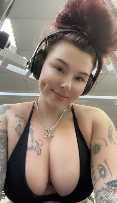 that heavily tattooed anime gym girly will save you https://t.co/3Ykb44MkXP