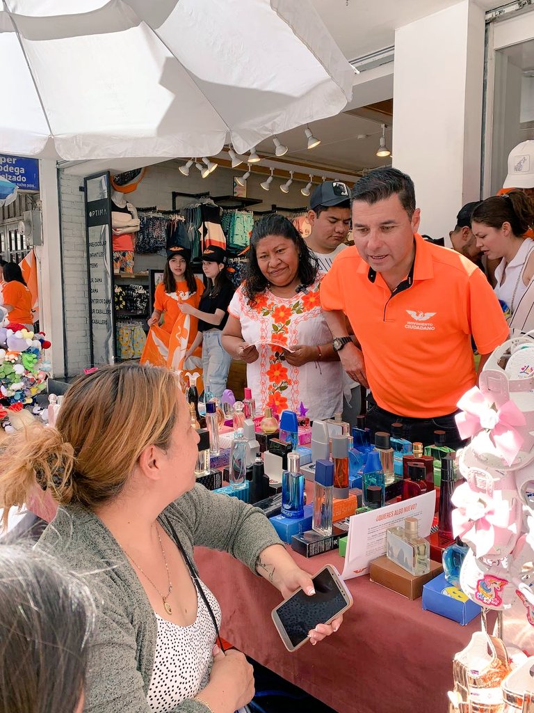guilloperedo's tweet photo. Sábado lleno de #Alegría en compañía de mi familia y la candidata al Senado Martha Hernández Hernández. Recorrimos las calles del centro de #Pachuca y
nos llena de energía saber que la gente sabe que...👊🍊 #LoNuevoVaEnserio  #SiNoEsAhoraCuándo https://t.co/GVWUrl3ZAB